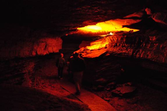 Atravessando canyons subterrâneoas na Mammoth Cave, Parque Nacional no Kentucky, Estados Unidos